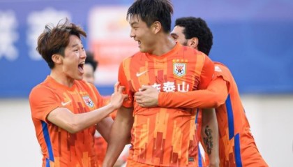 百家乐官方网站-【中超】 吴兴涵郭田雨头球朱挺染红 泰山2比0青岛