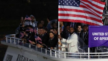 APP下载-詹皇当旗手造就开幕式名场面！库里忙换徽章人气旺